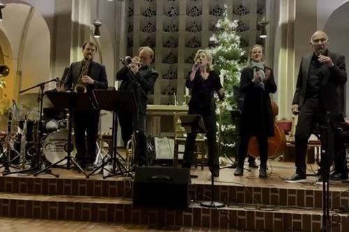 22.12.2024  MERRY LITTLE CHRISTMAS, das delljazz-Weihnachtskonzert mit von lks. Bernt Laukamp (tb), Benedikt Hesse (dr), Holger Werner (sax), Hinderik Leeuwe (tp), Silvia Schneider (voc), Harald Winter (voc) und Christian Cluxen (p), Pfarrkirche St. Joseph Köln-Dellbrück