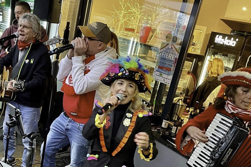 09.02.2025  DIE SCHMITZIES mit dabei v.lks. Bastian Classen (guit), Bömmel Lückerath (guit), Dorothee Lückerath im Hintergrund (voc), Tom 'Ento“ E'nenbach (harp), Tanja Krämer (acc) u.a., Schmitzebud Köln